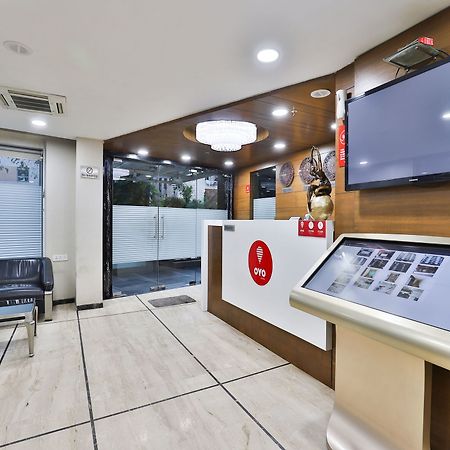 Oyo 4938 Hotel Dev Aadi Αχμπανταμπάντ Εξωτερικό φωτογραφία