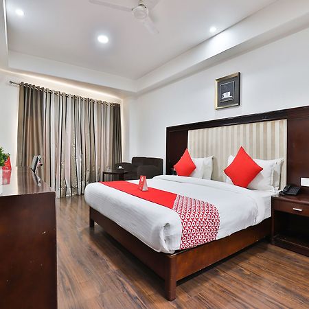 Oyo 4938 Hotel Dev Aadi Αχμπανταμπάντ Εξωτερικό φωτογραφία