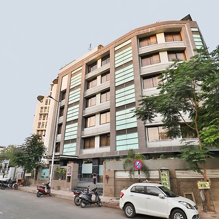 Oyo 4938 Hotel Dev Aadi Αχμπανταμπάντ Εξωτερικό φωτογραφία