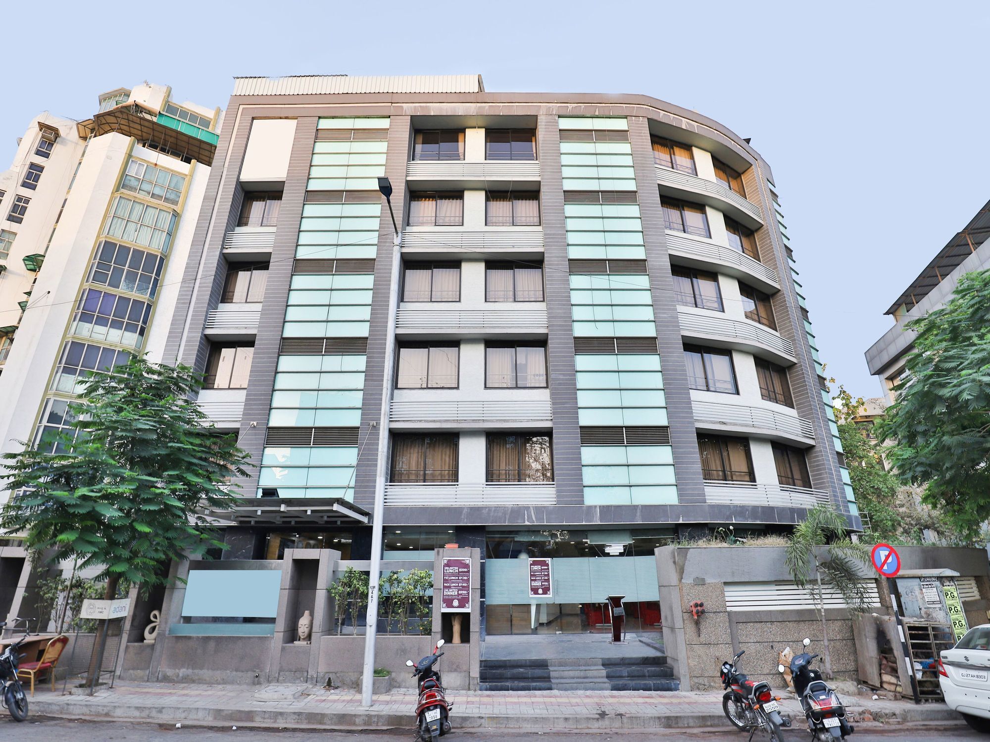 Oyo 4938 Hotel Dev Aadi Αχμπανταμπάντ Εξωτερικό φωτογραφία